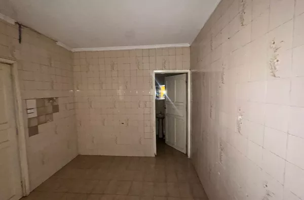 Casa térrea com 02 dormitórios grandes, sala, cozinha espaçosa, banheiro e área de serviço - sem vaga de garagem. Fácil acesso aos pontos de ônibus. - Foto 4