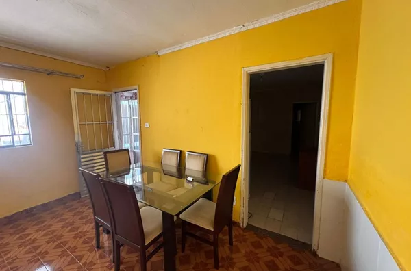 Casa térrea com 02 dormitórios grandes, sala, cozinha espaçosa, banheiro e área de serviço - sem vaga de garagem. Fácil acesso aos pontos de ônibus. - Foto 2