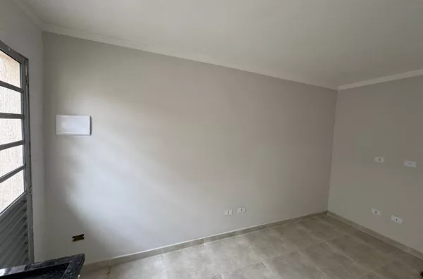 Condomínio fechado com total de 8 casas, 01 dormitório, cozinha, banheiro e área de serviço, fácil acesso aos pontos de ônibus e aos metrôs. 