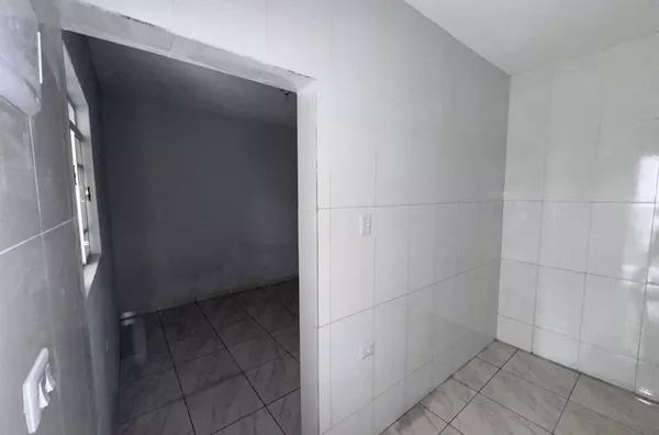 Casa com 01 dormitório, cozinha, banheiro, área de serviço.