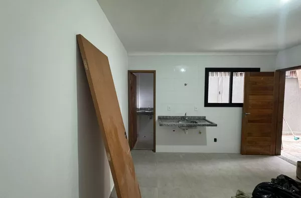 Condomínio construção nova com total de 8 casas, 02 dormitórios, sala conjugada, banheiro e área de serviço. 