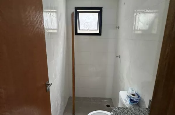 Condomínio construção nova com total de 8 casas, 01 dormitório, sala conjugada, banheiro e área de serviço. 