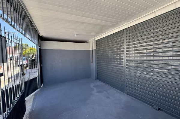 Salão comercial localizado na Vila Campanela