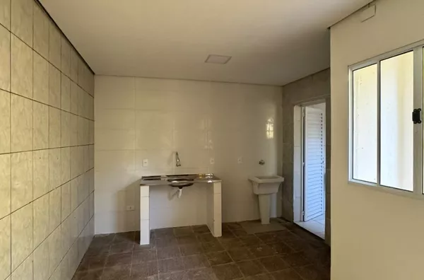 Casa com 02 dormitórios, sala, cozinha, banheiro e área de serviço. Fácil acesso a Avenida Imperador