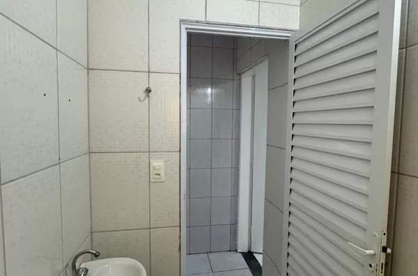 Casa térrea com 01 dormitório, cozinha, banheiro e área de serviço - sem vaga de garagem. Travessa da Avenida Augusto Antunes. - Foto 4