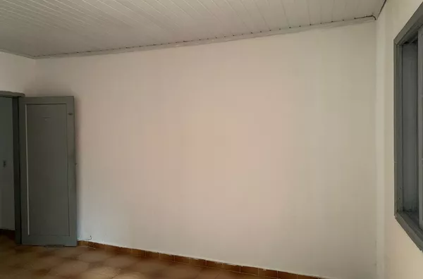 Casa com 01 dormitório, sala, cozinha, banheiro e área de serviço.