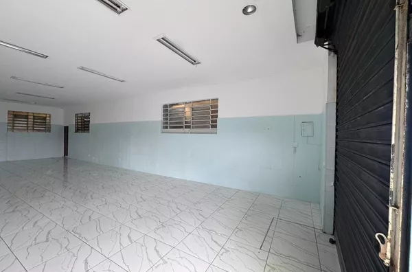 Salão comercial, ótima localização, facil acesso aos pontos de ônibus e estacionamento. - Foto 3