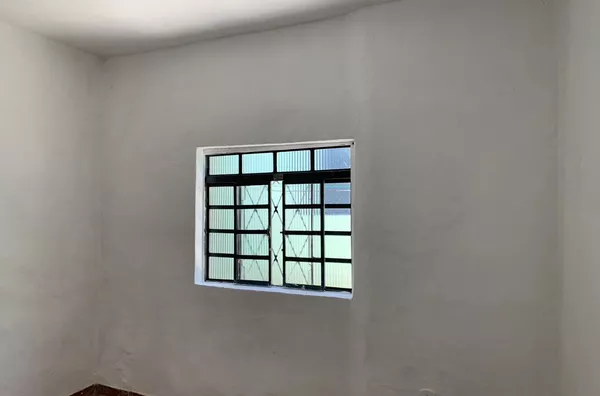 Casa com 01 dormitório, cozinha, banheiro e área de serviço.