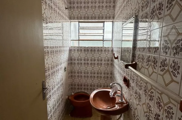 Sobrado com 02 dormitórios, sala grande, cozinha, banheiro, área de serviço, quintal, vaga para carro, independente - Foto 7