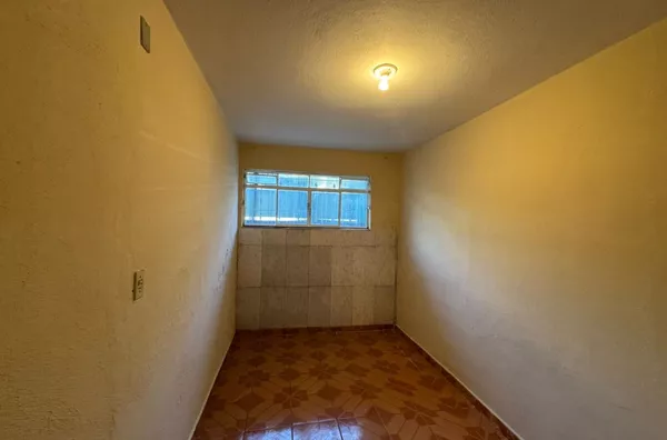 Casa para locação, com 2 dormitório, sala e cozinha