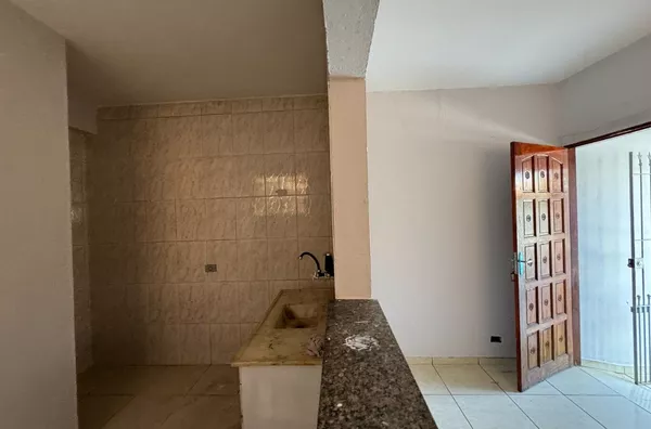 Casa com 02 dormitórios, cozinha americana, banheiro e área de serviço com quintal. Imóvel independente localizado na Rua Iborepi, jardim nordeste. Fácil acesso ao metrô Artur Alvim.