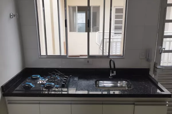 Condomínio fechado com total de 8 casas, 01 dormitório, cozinha, banheiro e área de serviço, fácil acesso aos pontos de ônibus e aos metrôs. 