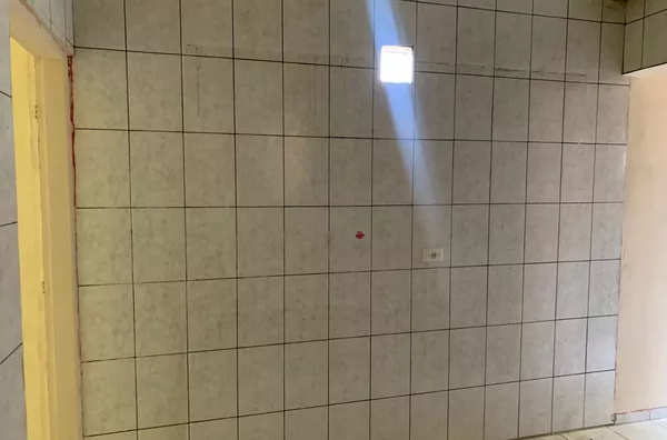 Casa com 01 dormitório grande, cozinha espaçosa, banheiro e área de serviço, com fácil acesso ao metrô Itaquera.