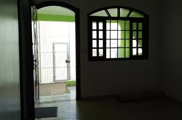 casa com 02 dormitórios grandes e vaga de garagem