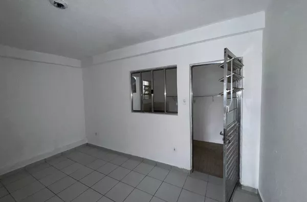 Casa com 02 dormitórios, sala, cozinha grande, banheiro e área de serviço, localizada na Avenida Esperantina