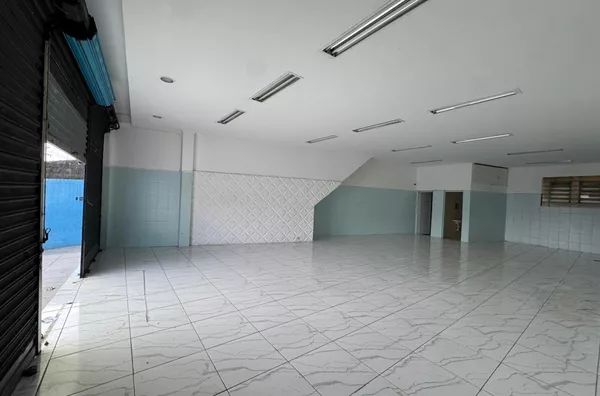 Salão comercial, ótima localização, facil acesso aos pontos de ônibus e estacionamento. - Foto 4