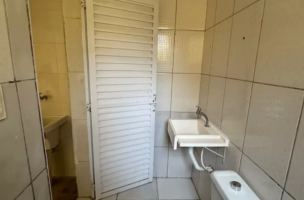 Casa com 02 dormitórios, sala, cozinha, banheiro e área de serviço. Fácil acesso a Avenida Imperador - Foto 12
