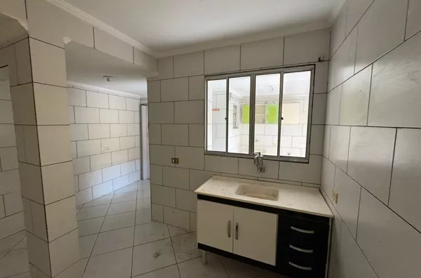 Casa térrea com 01 dormitório, sala, cozinha, banheiro, área de serviço - com 01 vaga de garagem. 