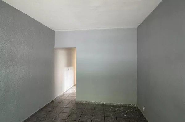 Sobrado com 02 dormitórios, sala grande, cozinha, banheiro, área de serviço, quintal, vaga para carro, independente - Foto 6