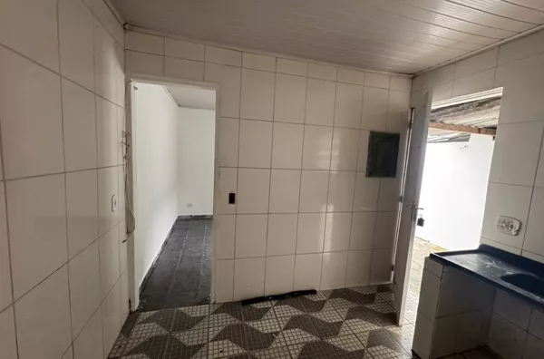 Casa térrea com 01 dormitório, cozinha, banheiro e área de serviço - sem vaga de garagem. 20 minutos andando do metrô Artur Alvim.