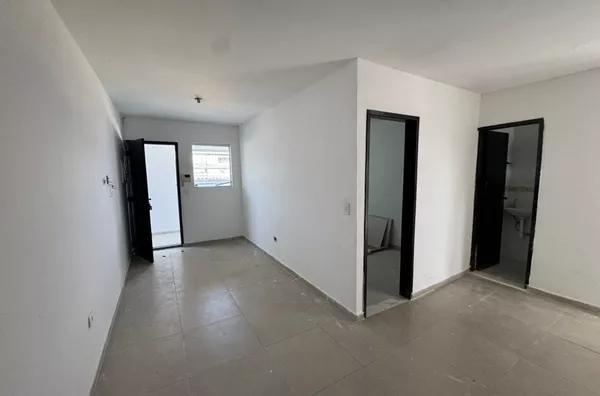 Imóvel para uso residencial ou comercial, com 02 dormitórios e banheiro. Ótima localização