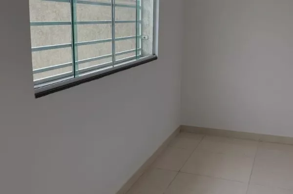 Sobrado em condomínio com 02 suítes, sala, cozinha, banheiro e área de serviço - com 02 vagas de garagem.