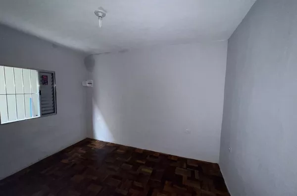 Casa com 02 dormitório, sala, cozinha azulejada, banheiro, área de serviço - sem vaga de garagem.