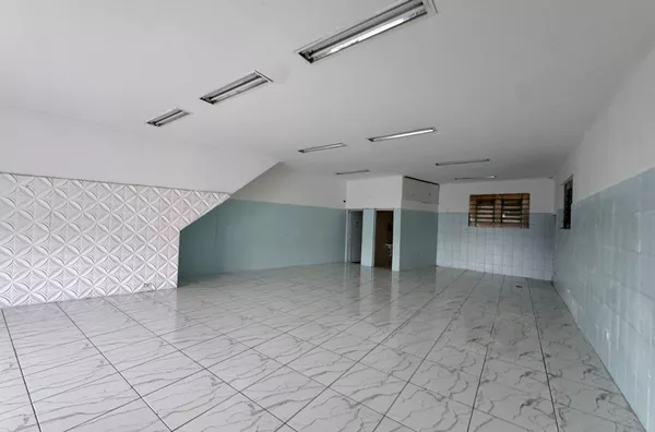 Salão comercial, ótima localização, facil acesso aos pontos de ônibus e estacionamento. - Foto 2