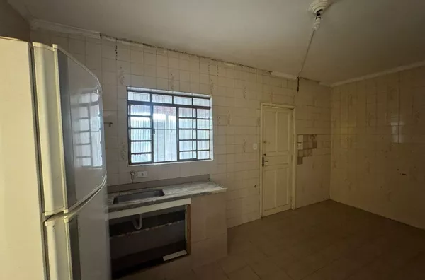 Casa térrea com 02 dormitórios grandes, sala, cozinha espaçosa, banheiro e área de serviço - sem vaga de garagem. Fácil acesso aos pontos de ônibus. - Foto 3