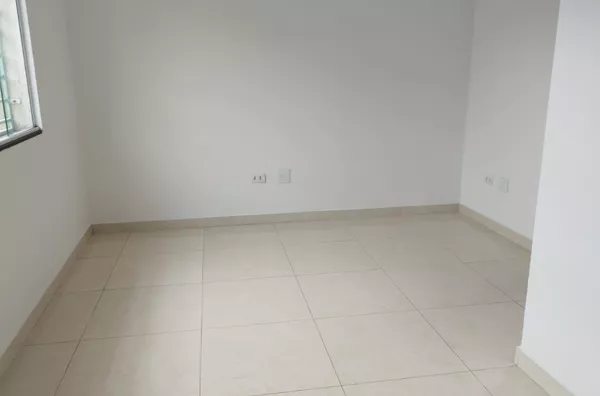 Sobrado em condomínio com 02 suítes, sala, cozinha, banheiro e área de serviço - com 02 vagas de garagem.