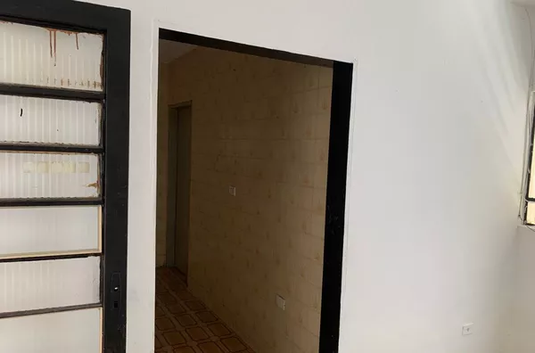 Casa com 02 dormitórios, sala, cozinha, banheiro e área de serviço para locação, na Avenida Esperantina, ótima localização