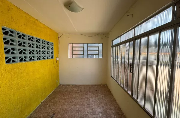 Casa com 01 dormitório, cozinha americana, banheiro, área de serviço e quintal. 