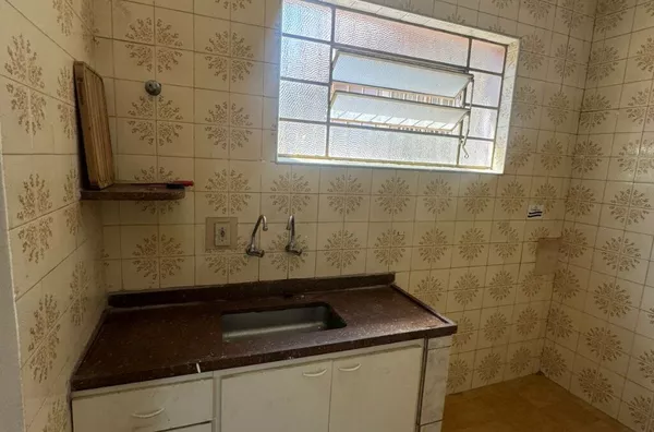 Casa com 01 dormitório, sala, cozinha, banheiro e área de serviço.