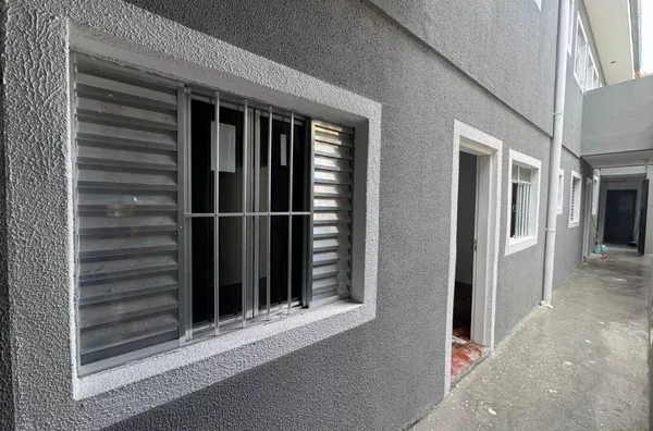 Casa com 02 dormitório, sala, cozinha azulejada, banheiro, área de serviço - sem vaga de garagem.