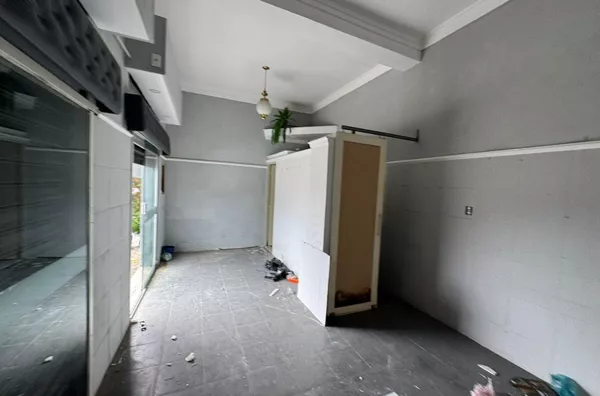 Salão comercial na Vila Ré, fácil acesso aos pontos de ônibus.