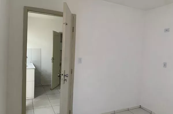 Casa com 01 dormitório, cozinha e banheiro, sem vaga de garagem próximo ao metrô Itaquera. 