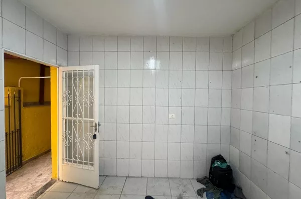 Casa térrea com 01 dormitório, cozinha, banheiro e área de serviço - sem vaga de garagem. Travessa da Avenida Augusto Antunes. - Foto 2