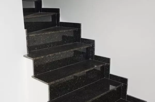 Sobrado em condomínio com 02 suítes, sala, cozinha, banheiro e área de serviço - com 02 vagas de garagem.