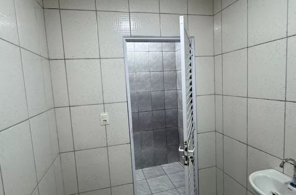 Casa com 01 dormitório grande, cozinha, banheiro e área de serviço - Foto 3