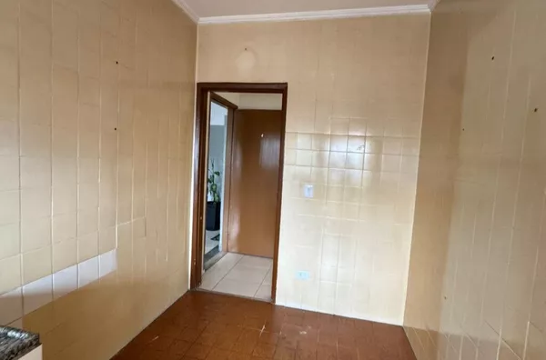 Apartamento localizado na Avenida Águia de Haia, com 02 dormitórios, sala grande, cozinha, banheiro e área de serviço - 01 vaga de garagem.