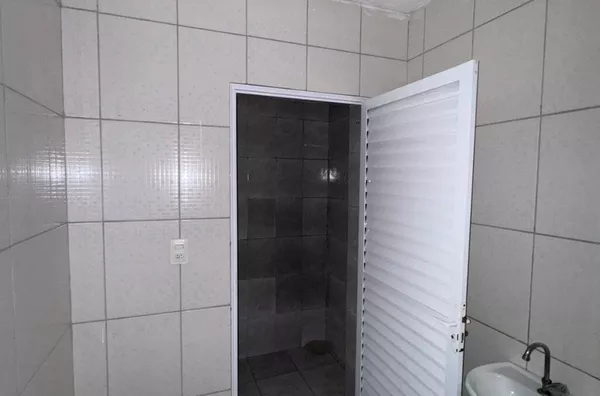 Casa com 01 dormitório grande, cozinha, banheiro e área de serviço