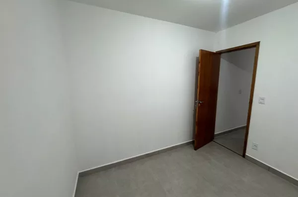 Condomínio construção nova com total de 8 casas, 02 dormitórios, sala conjugada, banheiro e área de serviço. 