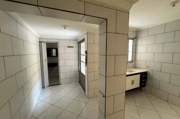 Casa térrea com 01 dormitório, sala, cozinha, banheiro, área de serviço - com 01 vaga de garagem. 