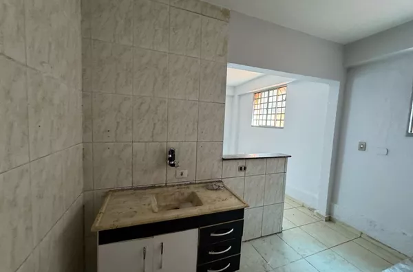 Casa com 02 dormitórios, cozinha americana, banheiro e área de serviço com quintal. Imóvel independente localizado na Rua Iborepi, jardim nordeste. Fácil acesso ao metrô Artur Alvim.