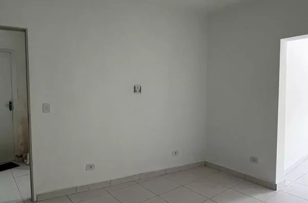 Casa sobre loja com 02 dormitórios, sala e cozinha integrada, cômodos espaçosos, banheiro e área de serviço. Construção nova localizada na Avenida Esperantina, com fácil acesso ao metrô Artur Alvim.