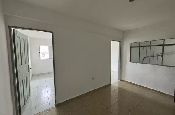 Casa com 02 dormitórios, sala, cozinha grande, banheiro e área de serviço, localizada na Avenida Esperantina