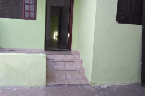 casa com 02 dormitórios grandes e vaga de garagem