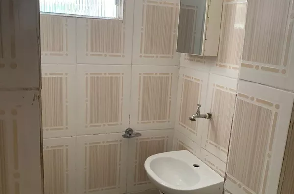 Casa com 01 dormitório, cozinha, banheiro e área de serviço.