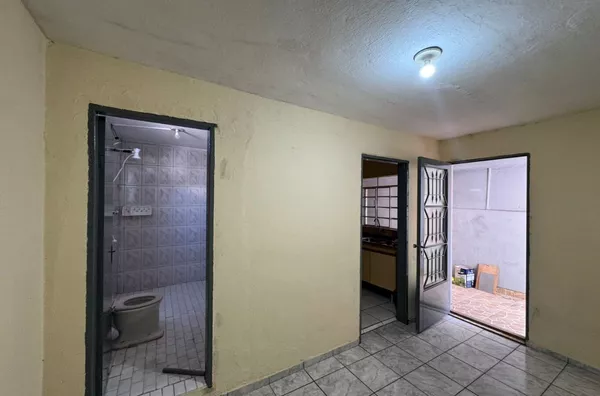 Casa para locação, com 1 dormitório, sala e cozinha