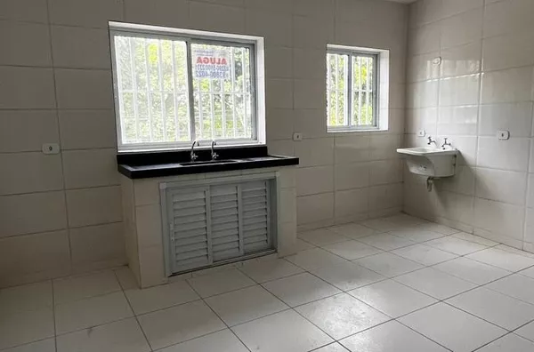 Casa sobre loja com 02 dormitórios, sala e cozinha integrada, cômodos espaçosos, banheiro e área de serviço. Construção nova localizada na Avenida Esperantina, com fácil acesso ao metrô Artur Alvim.